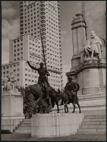 Monumento a Cervantes en la Plaza de España de Madrid: don Quijote y Sancho Panza